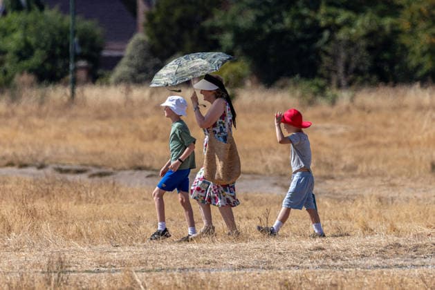 August 13, 2026, London, UK: London, UK. A family braves the 37c heat on Wimbledon Common, southwest London today. Weather forecasters issue further Amber high heat weather alerts for London and the South East this week as the South has had hardly any rain for over 40 days. London UK  - ZUMAl94_ 20260813_zaf_l94_038 Copyright: xAlexxLentatix