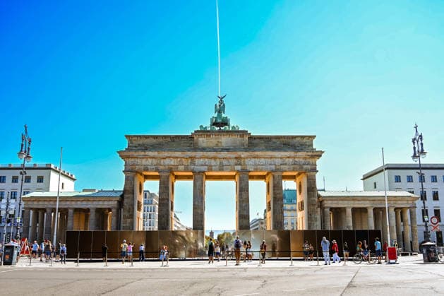 History: German Division, Border, Construction of the Wall, Commemoration, Tourism, Travel, August 13, 2026, Berlin, Brandenburg Gate, 65th Anniversary of the Construction of the Wall, Temporary Memorial Site with Installations and Exhibitions: A 30-meter-long installation, located where the Wall once stood, makes the physical presence of the former border v
