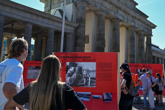 History: German Division, Border, Construction of the Wall, Commemoration, Tourism, Travel, August 13, 2026, Berlin, Brandenburg Gate, 65th Anniversary of the Construction of the Wall, Temporary Memorial Site with Installations and Exhibitions: A 30-meter-long installation, located where the Wall once stood, makes the physical presence of the former border v