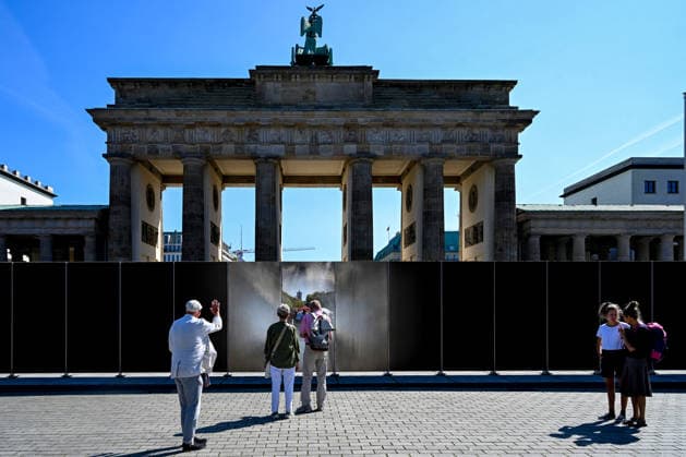 History: German Division, Border, Construction of the Wall, Commemoration, Tourism, Travel, August 13, 2026, Berlin, Brandenburg Gate, 65th Anniversary of the Construction of the Wall, Temporary Memorial Site with Installations and Exhibitions: A 30-meter-long installation, located where the Wall once stood, makes the physical presence of the former border v