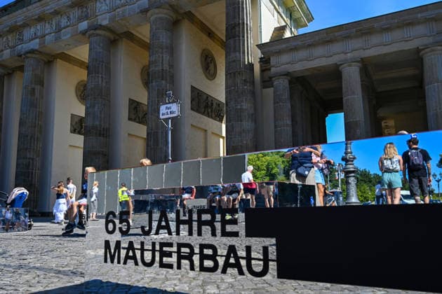 History: German Division, Border, Construction of the Wall, Commemoration, Tourism, Travel, August 13, 2026, Berlin, Brandenburg Gate, 65th Anniversary of the Construction of the Wall, Temporary Memorial Site with Installations and Exhibitions: A 30-meter-long installation, located where the Wall once stood, makes the physical presence of the former border v