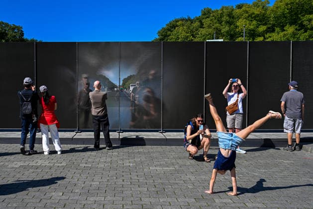 History: German Division, Border, Construction of the Wall, Commemoration, Tourism, Travel, August 13, 2026, Berlin, Brandenburg Gate, 65th Anniversary of the Construction of the Wall, Temporary Memorial Site with Installations and Exhibitions: A 30-meter-long installation, located where the Wall once stood, makes the physical presence of the former border v