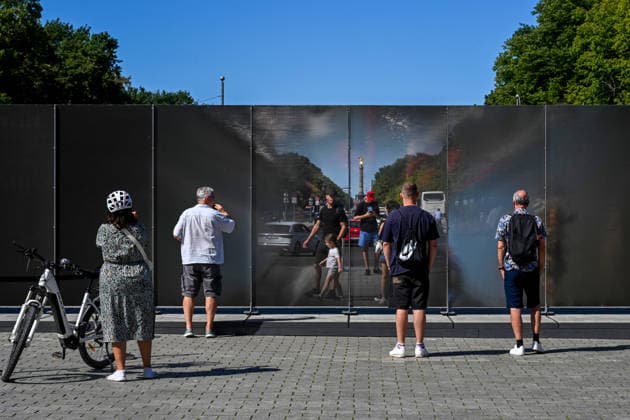History: German Division, Border, Construction of the Wall, Commemoration, Tourism, Travel, August 13, 2026, Berlin, Brandenburg Gate, 65th Anniversary of the Construction of the Wall, Temporary Memorial Site with Installations and Exhibitions: A 30-meter-long installation, located where the Wall once stood, makes the physical presence of the former border v