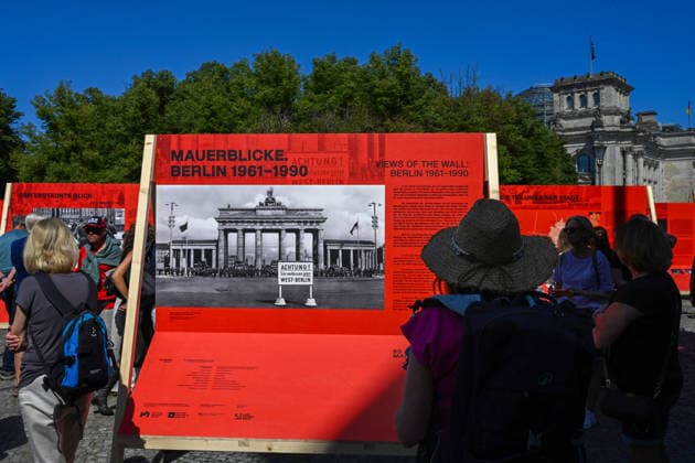 History: German Division, Border, Construction of the Wall, Commemoration, Tourism, Travel, August 13, 2026, Berlin, Brandenburg Gate, 65th Anniversary of the Construction of the Wall, Temporary Memorial Site with Installations and Exhibitions: A 30-meter-long installation, located where the Wall once stood, makes the physical presence of the former border v