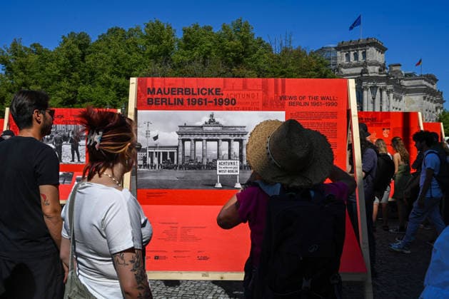 History: German Division, Border, Construction of the Wall, Commemoration, Tourism, Travel, August 13, 2026, Berlin, Brandenburg Gate, 65th Anniversary of the Construction of the Wall, Temporary Memorial Site with Installations and Exhibitions: A 30-meter-long installation, located where the Wall once stood, makes the physical presence of the former border v