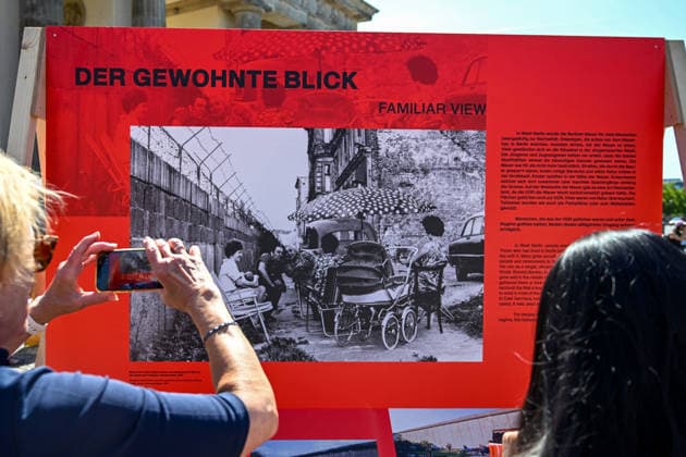 History: German Division, Border, Construction of the Wall, Commemoration, Tourism, Travel, August 13, 2026, Berlin, Brandenburg Gate, 65th Anniversary of the Construction of the Wall, Temporary Memorial Site with Installations and Exhibitions: A 30-meter-long installation, located where the Wall once stood, makes the physical presence of the former border v