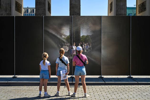 History: German Division, Border, Construction of the Wall, Commemoration, Tourism, Travel, August 13, 2026, Berlin, Brandenburg Gate, 65th Anniversary of the Construction of the Wall, Temporary Memorial Site with Installations and Exhibitions: A 30-meter-long installation, located where the Wall once stood, makes the physical presence of the former border v