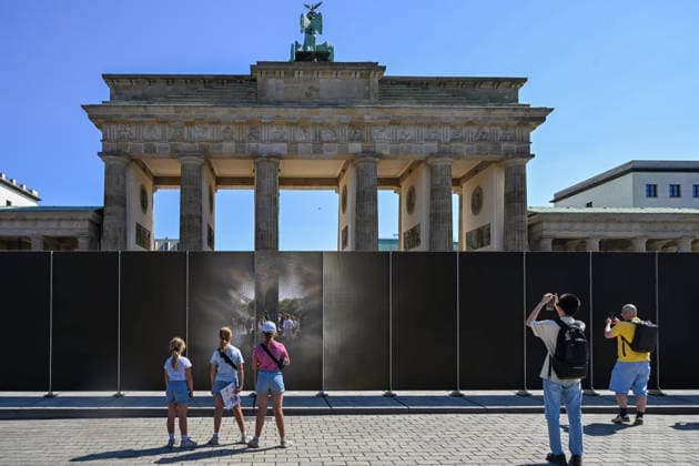 History: German Division, Border, Construction of the Wall, Commemoration, Tourism, Travel, August 13, 2026, Berlin, Brandenburg Gate, 65th Anniversary of the Construction of the Wall, Temporary Memorial Site with Installations and Exhibitions: A 30-meter-long installation, located where the Wall once stood, makes the physical presence of the former border v