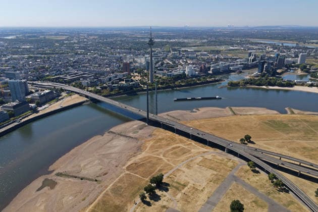 Record low, low water levels on the Rhine near Düsseldorf, Germany