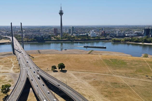 Record low, low water levels on the Rhine near Düsseldorf, Germany