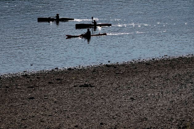 With no rain in sight, the historically low water level of the Rhine in North Rhine-Westphalia has fallen even further. In Cologne, a level of 49 centimeters was measured on Thursday, August 13. The Rhine’s water level in Cologne has thus reached a record low. Many of the Rhine’s floo Copyright: xChristophxHardtx