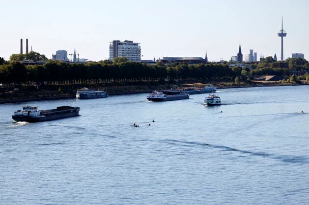 With no rain in sight, the historically low water level of the Rhine in North Rhine-Westphalia has fallen even further. In Cologne, a level of 49 centimeters was measured on Thursday, August 13. The Rhine’s water level in Cologne has thus reached a record low. Many of the Rhine’s floo Copyright: xChristophxHardtx