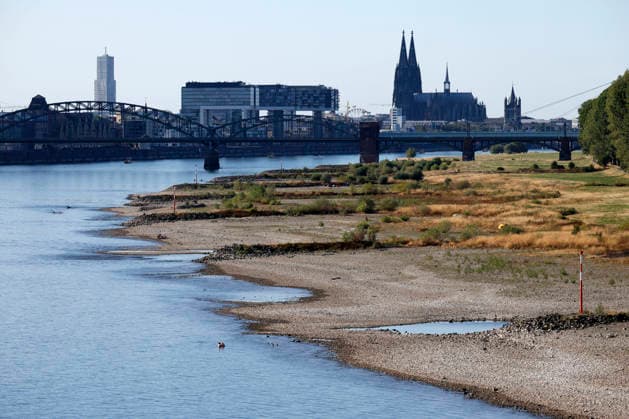 With no rain in sight, the historically low water level of the Rhine in North Rhine-Westphalia has fallen even further. In Cologne, a level of 49 centimeters was measured on Thursday, August 13. The Rhine’s water level in Cologne has thus reached a record low. Many of the Rhine’s floo Copyright: xChristophxHardtx