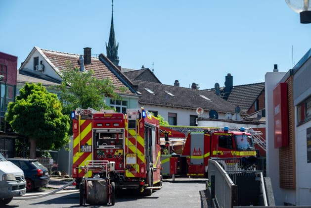 Verpuffung mit explosionsartiger Druckwirkung und Folgebrand in Bistro in Mainz-Mombach Am Donnerstag, dem 13. August 2026, kam es gegen 13:45 Uhr in einem Bistro in Mainz-Mombach im Bereich der Hauptstraße auf Höhe der Nestlestraße und Weidstraße zu einer Verpuffung mit explosionsartiger Druckwirkung und anschließendem Brand. Nach Angaben der Feuerwehr Mainz ereignete sich die Verpuffung in einem Nebenraum des Restaurants. Durch die Druckwirkung wurde ein Fenster zerstört, zudem stürzte eine Wand ein. Die Feuerwehr löschte den Brand und war mit mehreren Einsatzfahrzeugen vor Ort. Auch Rettungsdienst und Polizei waren im Einsatz. Eine zeitweise betreute Person blieb unverletzt, weitere Verletzte gab es nach Angaben der Feuerwehr nic