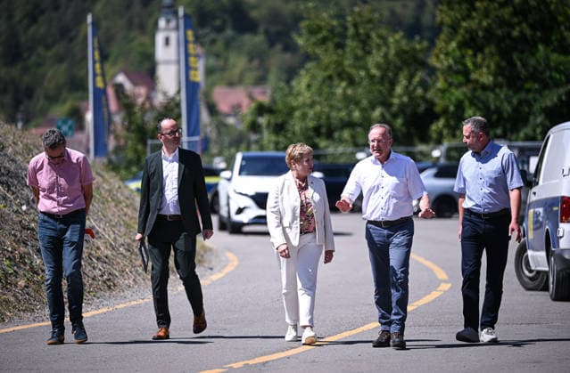 Horb, Freudenstadt District, August 13, 2026—Baden-Württemberg’s Minister of Transportation, Nicole Razavi (CDU), visits the construction site of the Neckar Valley Bridge on Federal Highway 32 over the Neckar Valley near Horb. Stefan Hess, Head of the Road Construction Department at the Ministry of