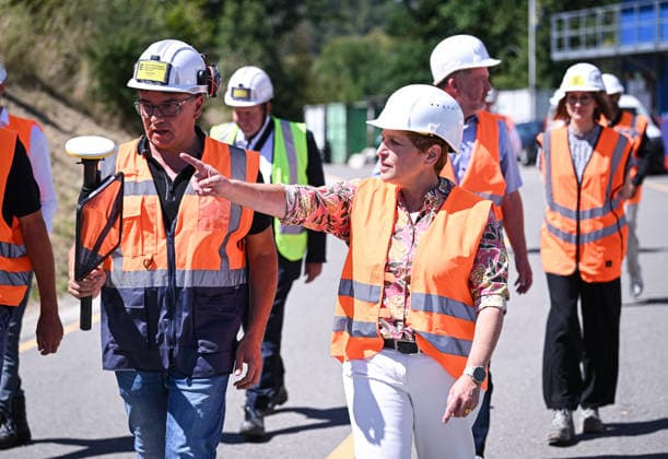 Horb, Freudenstadt District, August 13, 2026—Baden-Württemberg’s Minister of Transportation Nicole Razavi (CDU) visits the construction site of the Neckar Valley Bridge on Federal Highway 32 spanning the Neckar Valley near Horb. Minister of Transportation Nicole Razavi (right), CDU, and Project Manager Jörg Pfeifle (left), Karlsruhe Regional Council