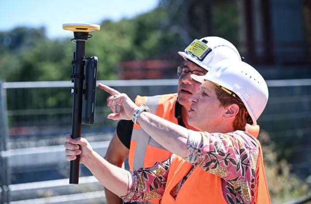 Horb, Freudenstadt District, August 13, 2026—Baden-Württemberg’s Minister of Transportation Nicole Razavi (CDU) visits the construction site of the Neckar Valley Bridge on Federal Highway 32 over the Neckar Valley near Horb. Minister of Transportation Nicole Razavi (right), CDU, with a Trimble SiteVision and project manager Jörg Pfeifle in the background; Karlsruhe Regional Council