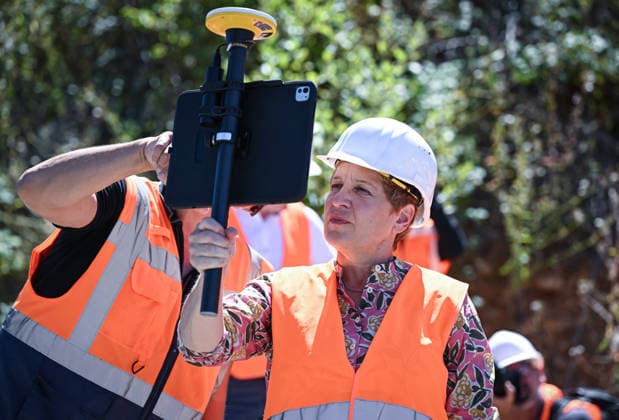 Horb, Freudenstadt District, August 13, 2026—Baden-Württemberg’s Minister of Transportation Nicole Razavi (CDU) visits the construction site of the Neckar Valley Bridge on Federal Highway 32 across the Neckar Valley near Horb. Minister of Transportation Nicole Razavi (right), CDU, with a Trimble SiteVision