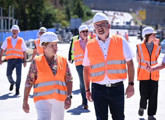 Horb, Freudenstadt District, August 13, 2026—Baden-Württemberg’s Minister of Transportation Nicole Razavi (CDU) visits the construction site of the Neckar Valley Bridge on Federal Highway 32 spanning the Neckar Valley near Horb. Minister of Transportation Nicole Razavi (left), CDU, in conversation with Andreas Junt (right), District Administrator of the Freudenstadt District