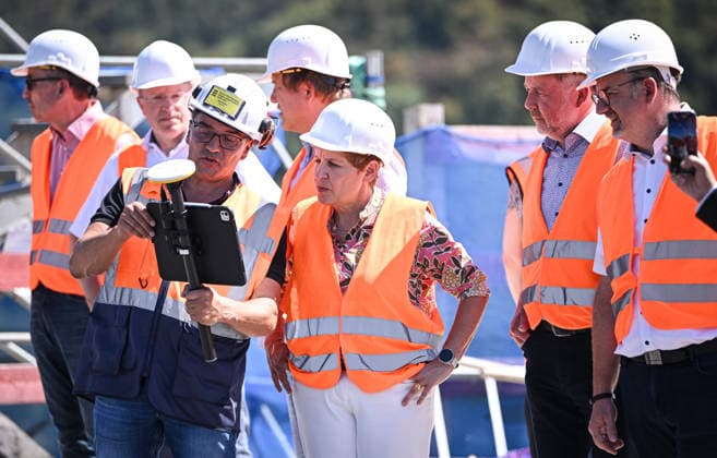 Horb, Freudenstadt District, August 13, 2026—Baden-Württemberg’s Minister of Transportation, Nicole Razavi (CDU), visits the construction site of the Neckar Valley Bridge on Federal Highway 32 spanning the Neckar Valley