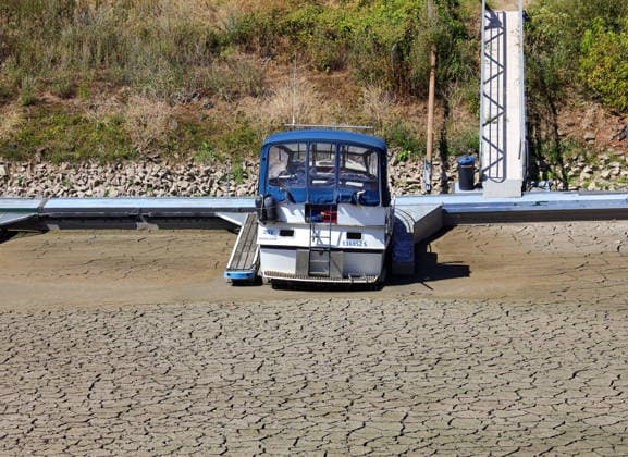 August 13, 2026, Germany, North Rhine-Westphalia, Weather, Heat, Rivers, Drought, A dried-up harbor basin on the Rhine in Düsseldorf; a boat is stranded on the dry riverbed and cannot leave the harbor, Germany Copyright: xD.xKerlekin SnowfieldxPhotographyx SF130826BootD1