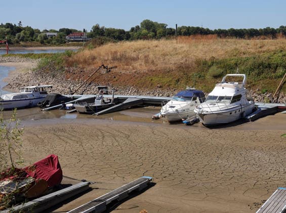August 13, 2026, Germany, North Rhine-Westphalia, Weather, Heat, Rivers, Drought, Dried-up harbor basin on the Rhine in Düsseldorf; boats cannot leave the harbor, Germany Copyright: xD.xKerlekin SnowfieldxPhotographyx SF130826BooteD1