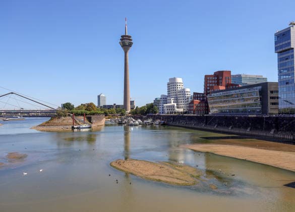 August 13, 2026, Germany, North Rhine-Westphalia, Weather, Heat, Rivers, Low Water Levels, Drought, Due to the heat, the water level of the Rhine in Düsseldorf s Medienhafen has dropped significantly, Rhine Tower, Gehry Building, Germany Copyright: xD.xKerlekin SnowfieldxPhotographyx SF130826HafenD1