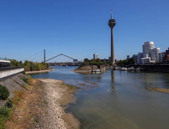 August 13, 2026, Germany, North Rhine-Westphalia, Weather, Heat, Rivers, Low Water Levels, Drought, Due to the heat, the water level of the Rhine in Düsseldorf s Medienhafen has dropped significantly, Rhine Tower, Gehry Building, Germany Copyright: xD.xKerlekin SnowfieldxPhotographyx SF130826HafenD2
