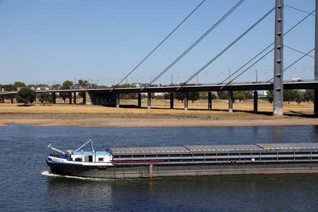 August 13, 2026, Germany, North Rhine-Westphalia, Weather, Heat, Rivers, Low Water Levels, Drought, Due to the heat, the water level of the Rhine in Düsseldorf has dropped significantly, which is becoming increasingly problematic for ships, Germany Copyright: xD.xKerlekin SnowfieldxPhotographyx SF130826RheinD4