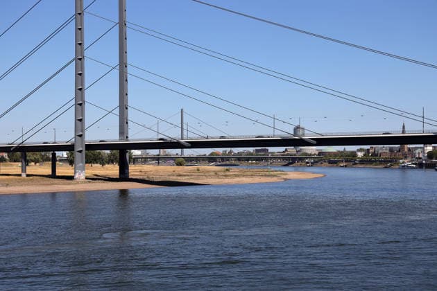 August 13, 2026, Germany, North Rhine-Westphalia, Weather, Heat, Rivers, Low Water Levels, Drought, Due to the heat, the water level of the Rhine in Düsseldorf has dropped significantly, which is becoming increasingly problematic for ships, Rheinknie Bridge, Germany Copyright: xD.xKerlekin SnowfieldxPhotographyx SF130826RheinD7