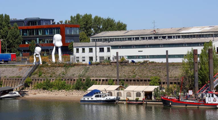 August 13, 2026, Germany, North Rhine-Westphalia, Weather, Heat, Rivers, Low Water Levels, Drought, Due to the heat, the water level of the Rhine in Düsseldorf has dropped dramatically, which is becoming increasingly problematic for ships; dried-up riverbed, Germany Copyright: xD.xKerlekin SnowfieldxPhotographyx SF130826RheinD14