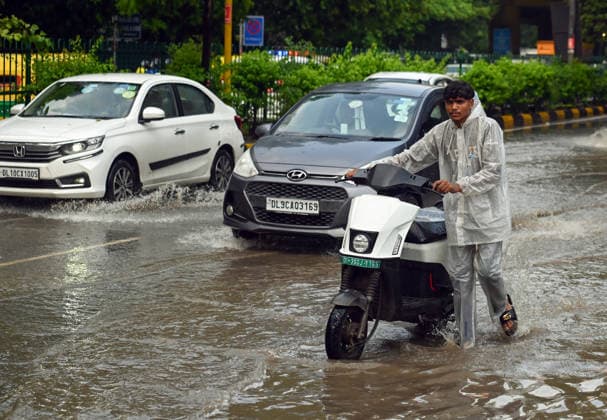 Heavy rain lashes parts of the National Capital New Delhi, Aug 13 (ANI): Commuters wade through a waterlogged road near SIR M. Vishweshwariah Moti Bagh metro station following heavy rainfall, in New Delhi on Thursday. New Delhi Delhi India Copyright: xANIx ANI_20260813260