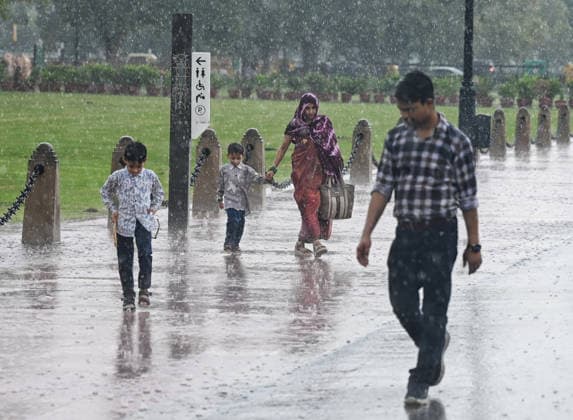 Heavy rain lashes parts of the National Capital New Delhi, Aug 13 (ANI): Visitors make their way through heavy rainfall near India Gate, in New Delhi on Thursday. New Delhi Delhi India Copyright: xANIx ANI_20260813302