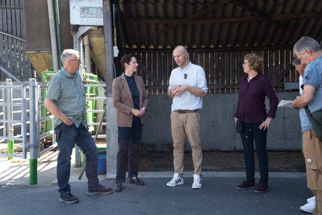 Farmer Heiner KEIL (center) in conversation with Silke GORISSEN (Gorißen, second from left), CDU, Minister of Agriculture and Consumer Protection for the State of North Rhine-Westphalia, Silke GORISSEN, Gorißen, CDU, Minister of Agriculture and Consumer Protection for the State of North Rhine-Westphalia, visits the Keil farm in Reken as part of her NRW is good tour, August 13,