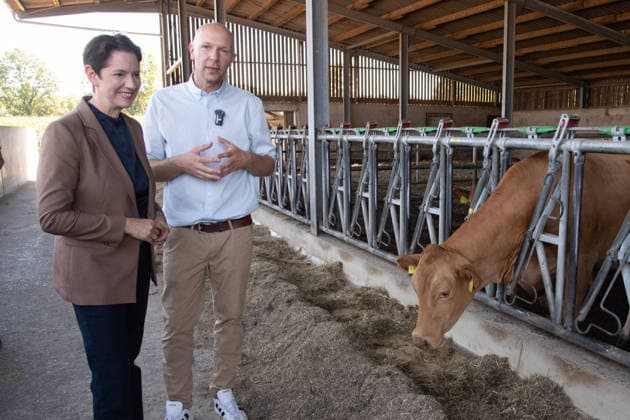 Farmer Heiner KEIL in conversation with Silke GORISSEN, Gorißen, CDU, Minister of Agriculture and Consumer Protection for the State of North Rhine-Westphalia, in front of a barn with cattle, Silke GORISSEN, Gorißen, CDU, Minister of Agriculture and Consumer Protection for the State of North Rhine-Westphalia, visits the Keil farm in Reken as part of her NRW is gut t