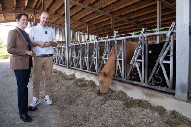Farmer Heiner KEIL in conversation with Silke GORISSEN, Gorißen, CDU, Minister of Agriculture and Consumer Protection for the State of North Rhine-Westphalia, in front of a barn with cattle, Silke GORISSEN, Gorißen, CDU, Minister of Agriculture and Consumer Protection for the State of North Rhine-Westphalia, visits the Keil farm in Reken as part of her NRW is gut t