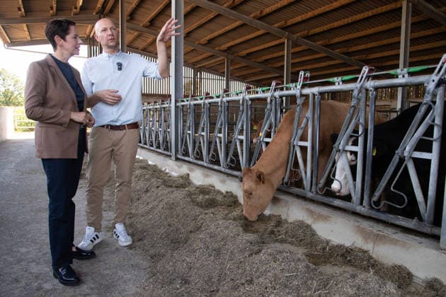 Farmer Heiner KEIL in conversation with Silke GORISSEN, Gorißen, CDU, Minister of Agriculture and Consumer Protection for the State of North Rhine-Westphalia, in front of a barn with cattle, Silke GORISSEN, Gorißen, CDU, Minister of Agriculture and Consumer Protection for the State of North Rhine-Westphalia, visits the Keil farm in Reken as part of her NRW is gut t