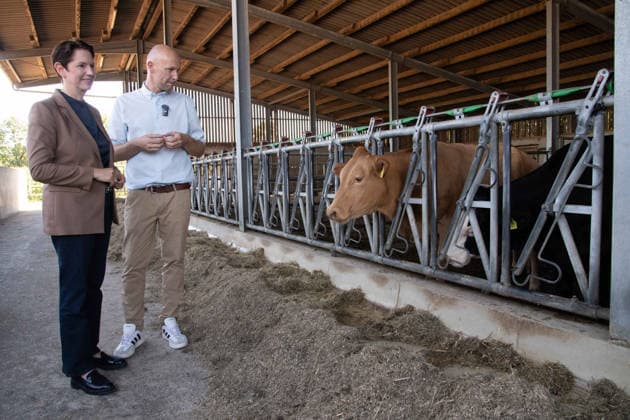 Farmer Heiner KEIL in conversation with Silke GORISSEN, Gorißen, CDU, Minister of Agriculture and Consumer Protection for the State of North Rhine-Westphalia, in front of a barn with cattle; Silke GORISSEN, Gorißen, CDU, Minister of Agriculture and Consumer Protection for the State of North Rhine-Westphalia, visits the Keil farm in Reken as part of her NRW is gut t