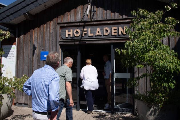 People enter the farm store, Feature, Stock photo, Background image, Silke GORISSEN, GorißÂüen, CDU, Minister of Agriculture and Consumer Protection for the State of North Rhine-Westphalia, visits the Keil Farm in Reken as part of her NRW is s t gut tour, August 13, 2026