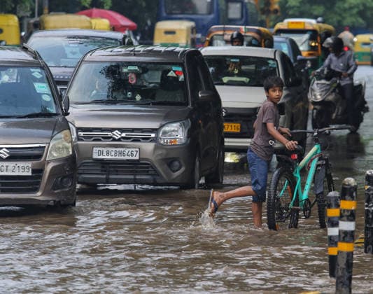 RECORD DATE NOT STATED Heavy rain lashes parts of the National Capital New Delhi, Aug 13 (ANI): Commuters wade through a waterlogged San Martin Marg following heavy rainfall, in New Delhi on Thursday. New Delhi Delhi India Copyright: xANIx ANI_20260813531