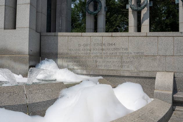 August 13, 2026, Washington, District of Columbia, United States: Vandals poured bubble soap and painted graffiti on the World War II Memorial in Washington, D.c. on August 13, 2026. Washington United States  - ZUMAl312 20260813_znp_l312_004 Copyright: xAndrewxLeydenx