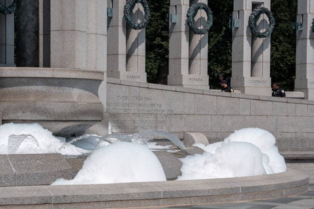August 13, 2026, Washington, District of Columbia, United States: Vandals poured bubble soap and painted graffiti on the World War II Memorial in Washington, D.c. on August 13, 2026. Washington United States  - ZUMAl312 20260813_znp_l312_009 Copyright: xAndrewxLeydenx