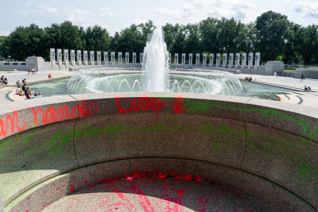 August 13, 2026, Washington, District of Columbia, United States: Vandals poured bubble soap and painted graffiti on the World War II Memorial in Washington, D.c. on August 13, 2026. Washington United States  - ZUMAl312 20260813_znp_l312_013 Copyright: xAndrewxLeydenx