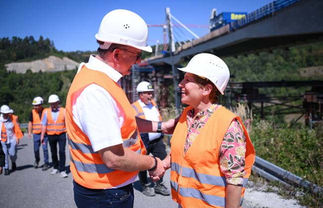 Horb, Freudenstadt District, August 13, 2026—Baden-Württemberg’s Minister of Transportation Nicole Razavi (CDU) visits the construction site of the Neckar Valley Bridge on Federal Highway 32 spanning the Neckar Valley near Horb. Andreas Junt (left), District Administrator of the Freudenstadt District, welcomes Transportation Minister Nicole Razavi (right), CDU