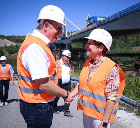 Horb, Freudenstadt District, August 13, 2026—Baden-Württemberg’s Minister of Transportation Nicole Razavi (CDU) visits the construction site of the Neckar Valley Bridge on Federal Highway 32 spanning the Neckar Valley near Horb. Andreas Junt (left), District Administrator of the Freudenstadt District, welcomes Transportation Minister Nicole Razavi (right), CDU