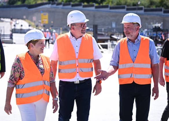 Horb, Freudenstadt District, August 13, 2026—Baden-Württemberg’s Minister of Transportation Nicole Razavi (CDU) visits the construction site of the Neckar Valley Bridge on Federal Highway 32 spanning the Neckar Valley near Horb. Minister of Transportation Nicole Razavi (left), CDU, in conversation with Andreas Junt (center), District Administrator of the Freudenstadt District, and Mich