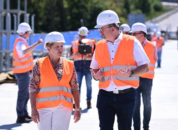 Horb, Freudenstadt District, August 13, 2026—Baden-Württemberg’s Minister of Transportation Nicole Razavi (CDU) visits the construction site of the Neckar Valley Bridge on Federal Highway 32 over the Neckar Valley near Horb. Minister of Transportation Nicole Razavi (left), CDU, in conversation with Andreas Junt (right), District Administrator of the Freudenstadt District
