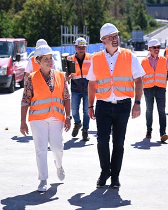 Horb, Freudenstadt District, August 13, 2026—Baden-Württemberg’s Minister of Transportation Nicole Razavi (CDU) visits the construction site of the Neckar Valley Bridge on Federal Highway 32 over the Neckar Valley near Horb. Minister of Transportation Nicole Razavi (left), CDU, in conversation with Andreas Junt (right), District Administrator of the Freudenstadt District
