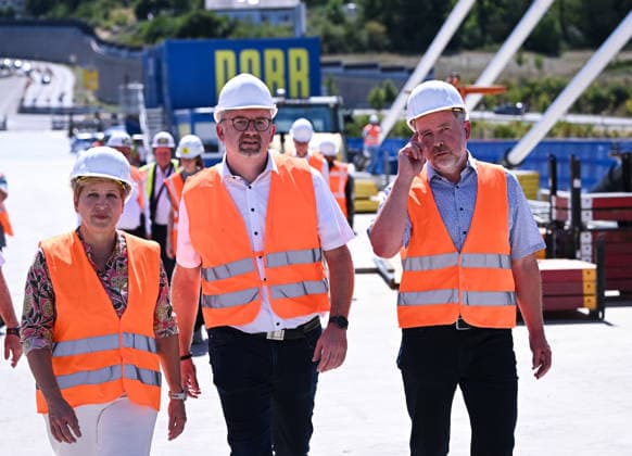 Horb, Freudenstadt District, August 13, 2026—Baden-Württemberg’s Minister of Transportation Nicole Razavi (CDU) visits the construction site of the Neckar Valley Bridge on Federal Highway 32 spanning the Neckar Valley near Horb. Minister of Transportation Nicole Razavi (left), CDU, in conversation with Andreas Junt (center), District Administrator of the Freudenstadt District, and Mich