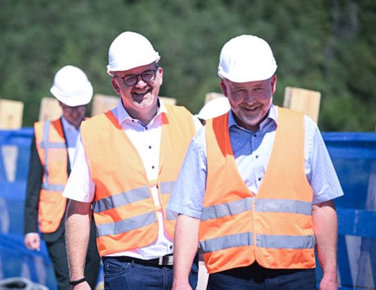 Horb, Freudenstadt District, August 13, 2026—Baden-Württemberg’s Minister of Transportation, Nicole Razavi (CDU), visits the construction site of the Neckar Valley Bridge on Federal Highway 32 spanning the Neckar Valley near Horb. Andreas Junt (left), District Administrator of the Freudenstadt District, and Michael Kessler (right), Mayor of the City of Horb